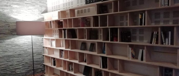 Bibliothèque sur mesure en panneaux Hevea